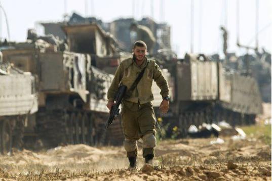 Un soldado israelí camina por la zona de despliegue del ejército cerca de la frontera de Israel con la Franja de Gaza.