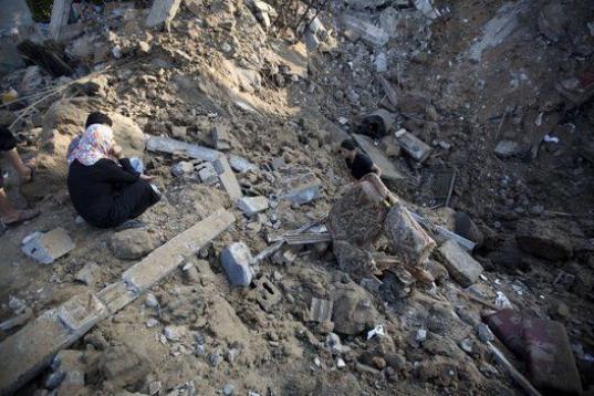 Un palestino recoge un mueble de entre los escombros de una casa destruida por Israel en Beit Hanu, al norte de la Franja de Gaza.