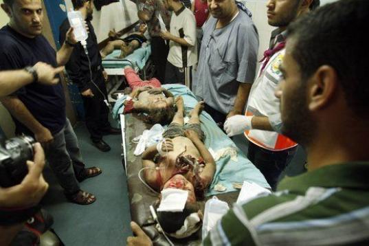 Niños heridos en un ataque aéreo israelí contra una vivienda en la ciudad de Gaza.