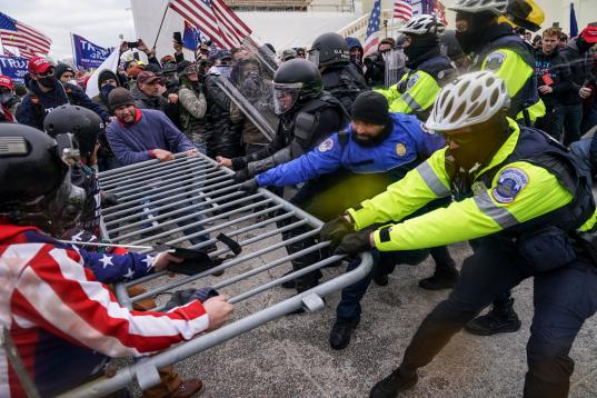 Manifestantes pro-Trump asaltando el Capitolio.