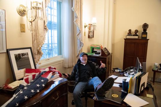 Un partidario de Trump  en el despacho de Nancy Pelosi.