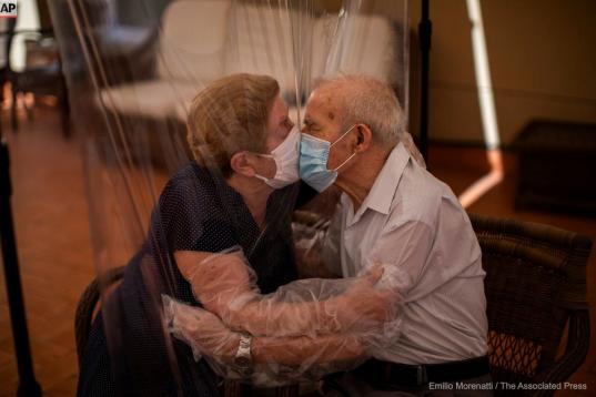 El beso a través del plástico de Agustina y Pascual tras 102 días sin verse