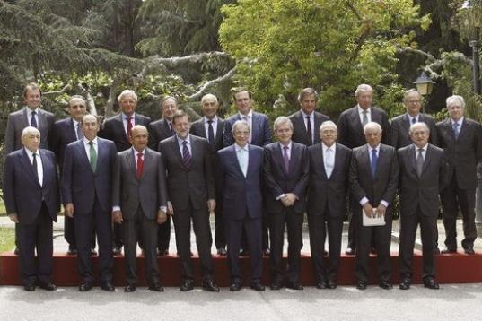 La foto anterior no es una excepción. Y esta de Mariano Rajoy posando con la mayoría de miembros del Consejo Empresarial para la Competitividad en mayo pasado tampoco. Aquí hay más. Y otra muchas esperan a ser localizadas en webs empresarial...