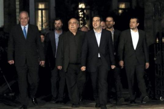 "Grecia pasa página", proclamó Alexis Tsipras, de Syriza, tras ganar las elecciones del pasado 25 de enero. La esperanza de la izquierda del sur europeo prometió un tiempo nuevo sin austeridad, sin troika, con dignidad, contra la desigualdad....