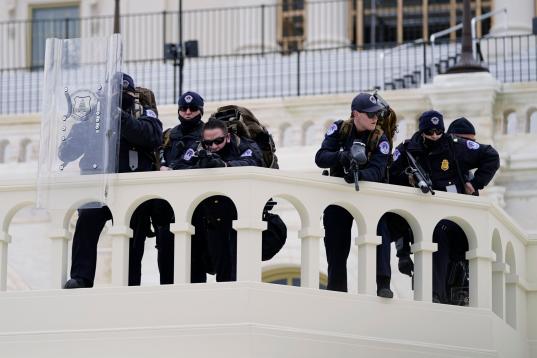 La policía tratando de frenar la entrada de manifestantes pro Trump en el Capitolio.