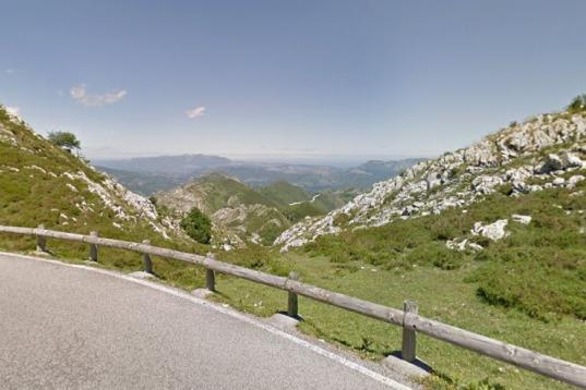 Sus 11,5 kilómetros te trasladan de Covadonga a los lagos. 