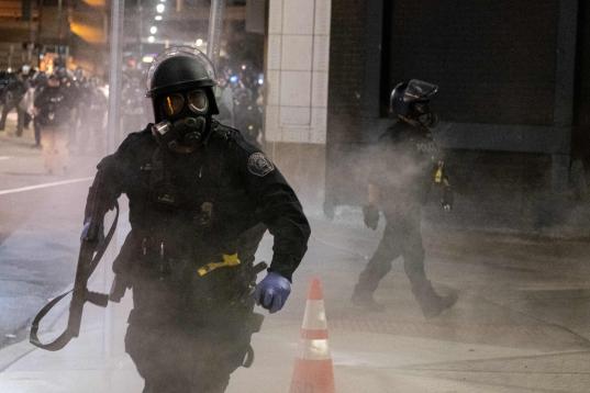 La Policía carga contra los manifestantes en Detroit (Michigan). 