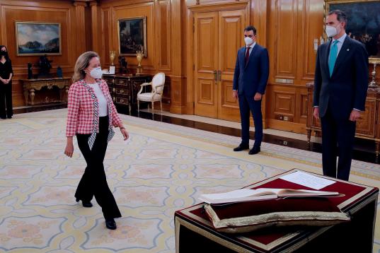 La ministra de Economí­a y nueva vicepresidenta segunda Nadia Calviño (i) promete su nuevo cargo ante el rey Felipe VI (d) y el presidente del Gobierno, Pedro Sánchez (2d), en el Palacio de la Zarzuela.