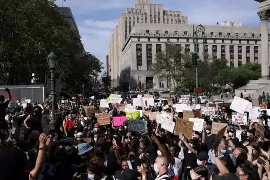 Un grupo de manifestantes en una protesta en Nueva York, Estados Unidos, el 29 de mayo de 2020 en rechazo a la muerte bajo la custodia policial del afroamericano George Floyd.