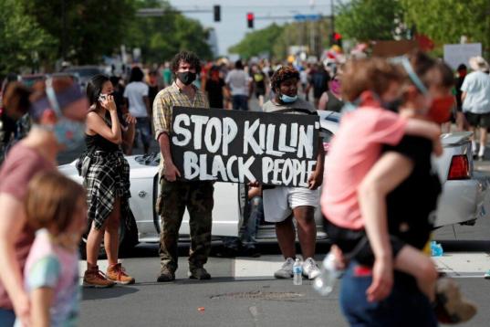 Protestas en Minneapolis por la muerte de un afroamericano a manos de la policía.