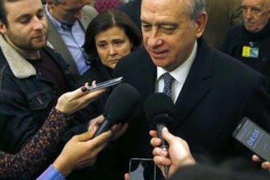 El ministro del Interior en funciones, Jorge Fernández Díaz, atiende a los medios de comunicación.