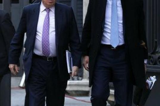 El ministro de Asuntos Exteriores en funciones, José Manuel García-Margallo y el director general de Medios y Diplomacia Pública, Tomás Poveda a su llegada a la Cámara Baja. 