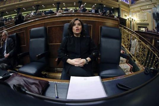  La vicepresidenta del Gobierno en funciones, Soraya Sáenz de Santamaría, en su escaño momentos antes de iniciarse la primera jornada de la sesión de investidura. 