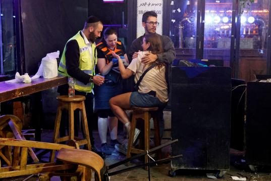 Servicios de emergencia tratan a los supervivientes del atentado de Tel Aviv. 