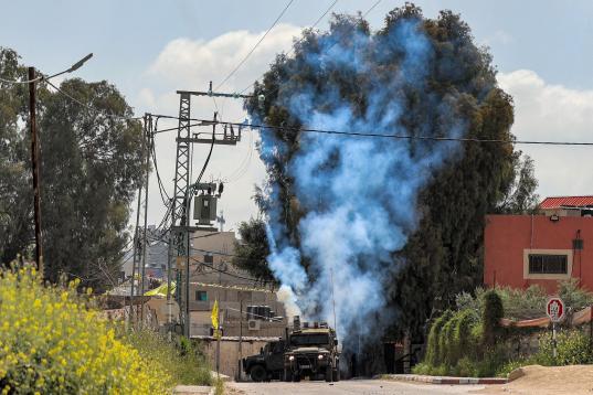 El ejército de Israel lanzando gas en los alrededores de Yenín. 