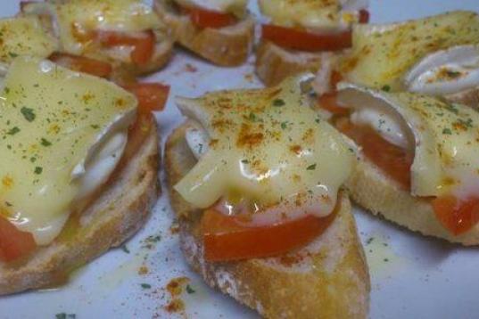Lo que decíamos antes: queso para las rayas blancas y tomate para las rojas. Este plato tiene un blanco de más: el que aporta el huevo. Mira en Cookpad cómo hacer la receta.