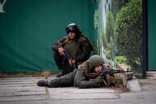 Soldados ucranianos, en posición. (AP Photo/Emilio Morenatti)