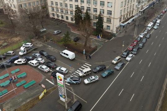 Los coches se amontonan en una gasolinera en Kiev. (AP Photo/Emilio Morenatti)
