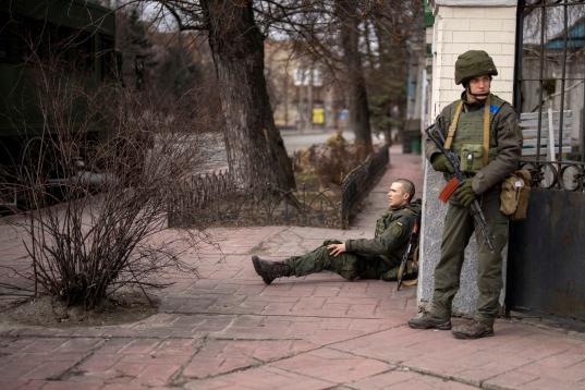 Un soldado ucraniano herido en fuego cruzado. (AP Photo/Emilio Morenatti)