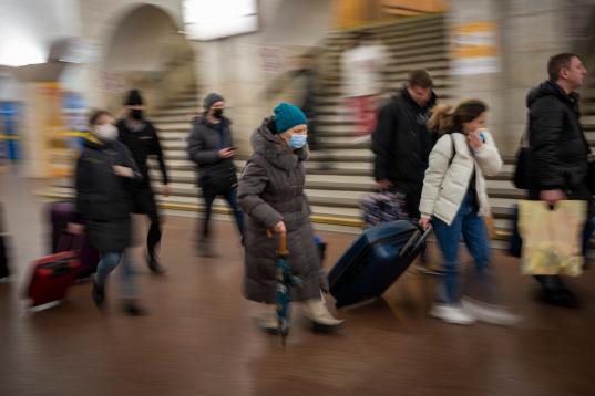Ciudadanos en la estación para coger un tren y salir de la Kiev. (AP Photo/Emilio Morenatti)