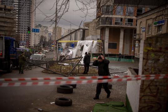 Policías inspeccionan una zona después de un supuesto ataque ruso.  (AP Photo/Emilio Morenatti)