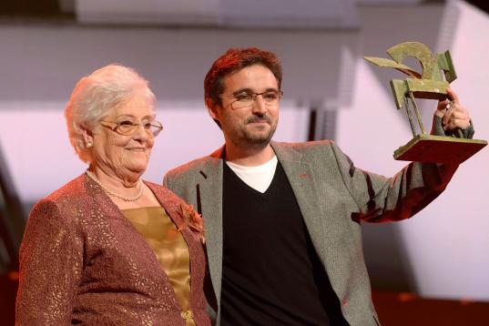 BARCELONA, SPAIN - NOVEMBER 30:  Jordi Evole receives an Onda award for best Television host at the 58th Ondas Awards 2011 at the Teatre Liceu on November 30, 2011 in Barcelona, Spain.  (Photo by Robert Marquardt/Getty Images)