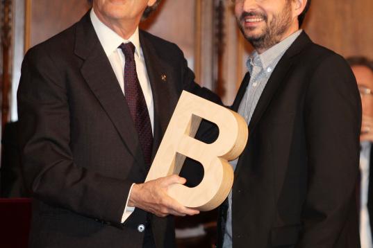 BARCELONA, SPAIN - FEBRUARY 13:  Jordi Evole (R) receives 'City of Barcelona Award' at the Town Hall on February 13, 2012 in Barcelona, Spain.  (Photo by Europa Press/Europa Press via Getty Images)