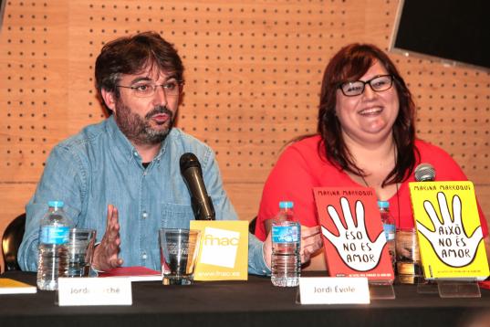 BARCELONA, SPAIN - MAY 30:  (L-R) Jordi Evole and Marina Marroqui attend 'Eso No Es Amor', 'That's not Love' book presentation at the Fnac Triangle on May 30, 2017 in Barcelona, Spain.  (Photo by Miquel Benitez/Getty Images)