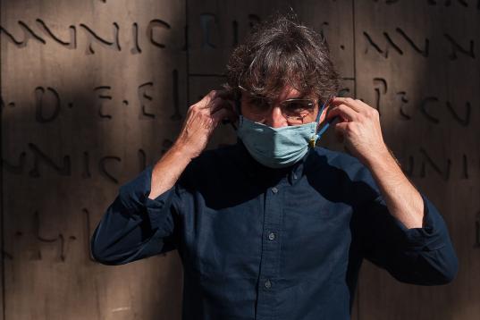 MALAGA, SPAIN - 2020/08/26: TV presenter Jordi Evole and director of the documentary "Eso que tu me das" adjusts his face mask before the presentation of a documentary outside Albeniz Cinema.
The 23 edition of Spanish Malaga Film Festival is the...