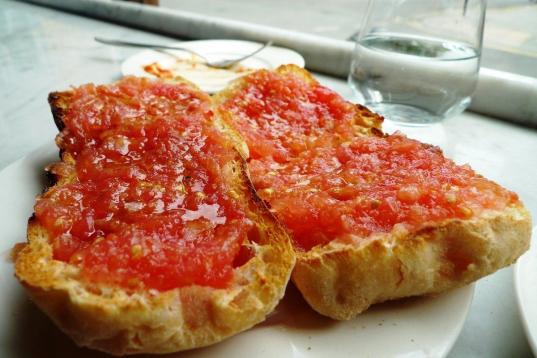Pan con tomate (pa amb tomàquet, en catalán, o "pan tumaca") es algo tan secillo como suena: pan con tomate. Y es perfecto.