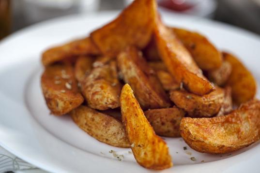 Las patatas bravas son patatas fritas con una salsa de tomate picante. Son como las mejores patatas hechas en casa que jamás hayas probado.