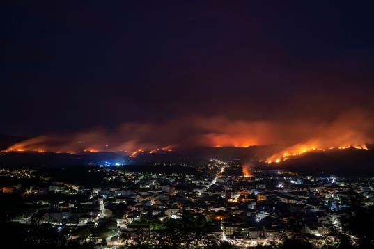 El incendio de Verín, en Ourense, ha arrasado ya 470 hectáreas y sigue sin control.