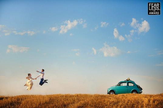 "Un cielo azul y soleado y un campo dorado formaban un lienzo limpio que permitía hacer zoom en su historia: el alegre coche turquesa y la pareja saltando de felicidad. La composición en espejo hace que la mirada del espectador permanezca, reb...