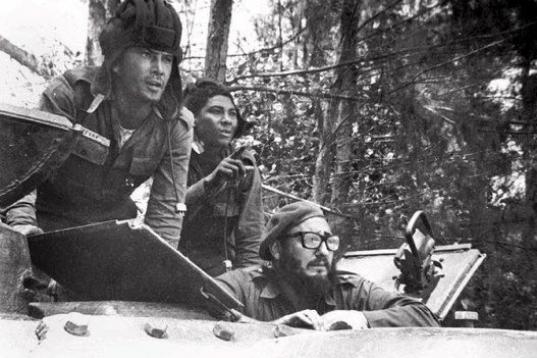 Intento fallido de invasión en la bahía de Cochinos. Fidel Castro proclama el carácter socialista, marxista y leninista de la Revolución cubana. En la operación militar, tropas de cubanos exiliados, apoyados por Estados Unidos, intentaron i...