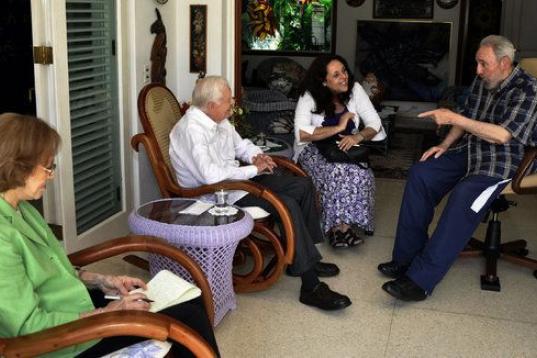 El expresidente estaodunidense Jimmy Carter visitó Cuba durante tres días en 2011. Allí se reunió con Raúl Castro, pero sobre todo, se encontró con su hermano y expresidente Fidel, como dos amigos. Castró escribió en el diario oficial cu...