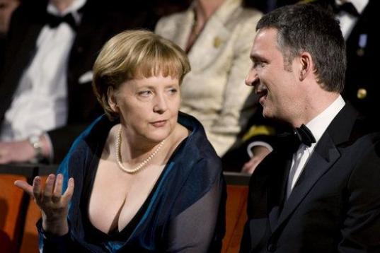 En abril de 2008, Merkel se dejó ver con un pronunciado escote en Oslo junto al primer ministro de Noruega, el laborista Jens Stoltenberg, hoy secretario general de la OTAN. 