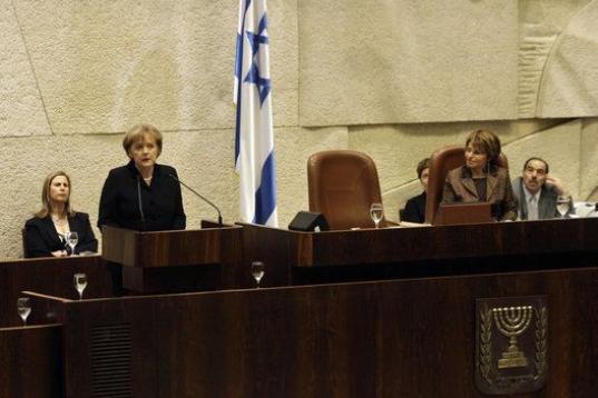 Fue en 2008 en el Kneset, el parlamento de Israel. Allí rindió tributo a las víctimas del nazismo. Fue la primera vintervención de un jefe de Gobierno extranjero y la primera vez que allí se habló alemán.