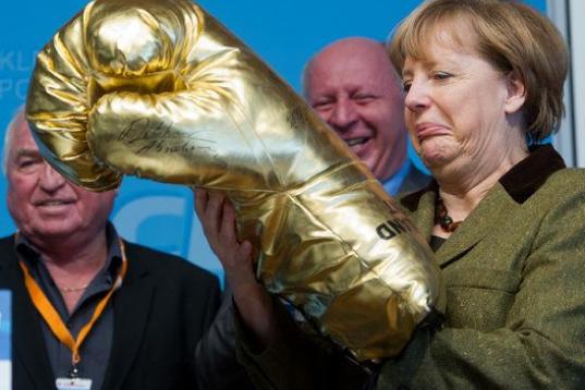 Los alemanes la ven como una más y ella está acostumbrada a los actos en plazas o con curiosidades como esta, un guante de boxeo. La foto es de 2013