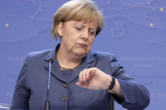 Si Merkel es famosa en España es por haber traido de cabeza a los Gobiernos de Zapatero y Rajoy. En la UE es implacable y (casi siempre) consigue lo que quiere. La foto, de 2013.