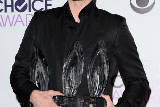 El cantante Justin Timberlake, ganador del premio al artista masculino preferido, al artista pop preferido y al álbum preferido, posa con sus tres galardones.