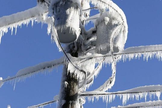 Un poste eléctrico congelado en Dunwoody, Georgia