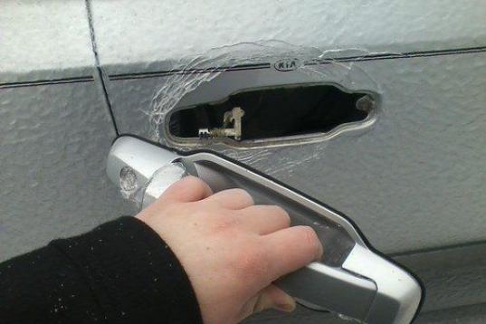 El manillar de la puerta de un coche