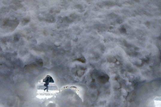 Un ciudadano pasa por una parada de autobús cubierta de nieve en Chicago