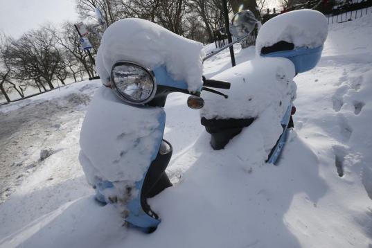La nieve cubre una moto en Chicago
