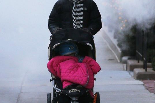 Una mujer lleva un carrito de bebé en Boston