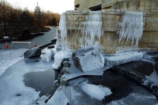 Una cascada del exterior del Museo Nacional del Indio Americano en Washington, completamente helada