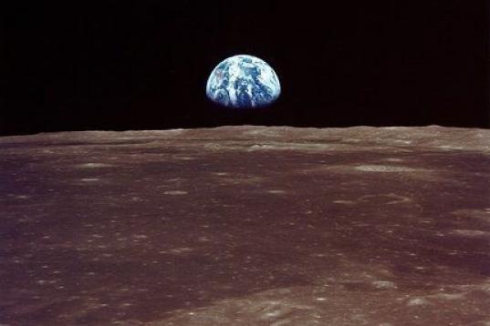 Aunque sólo hubiera sido por esta visión de la Tierra desde la Luna, ya habría merecido la pena la aventura.