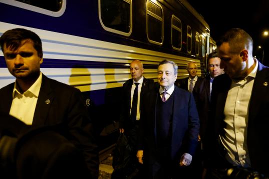 Mario Draghi a su llegada a la estación.