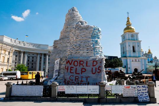 Sacos de arena protegen las esculturas en Kiev.