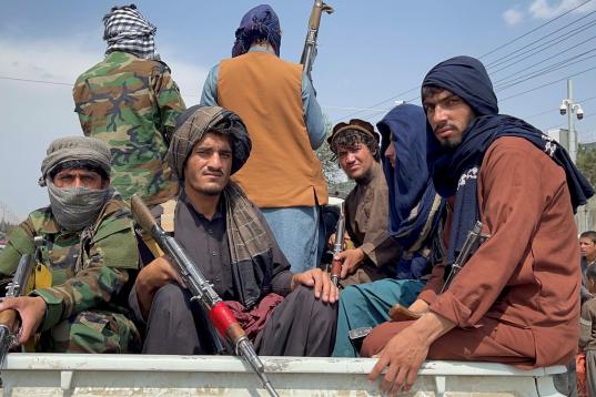 Talibanes ante el aeropuerto Hamid Karzai de Kabul, este 31 de agosto. 